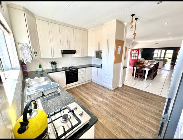 5 BEDROOM HOUSE FOR SALE IN PARADISE BEACH